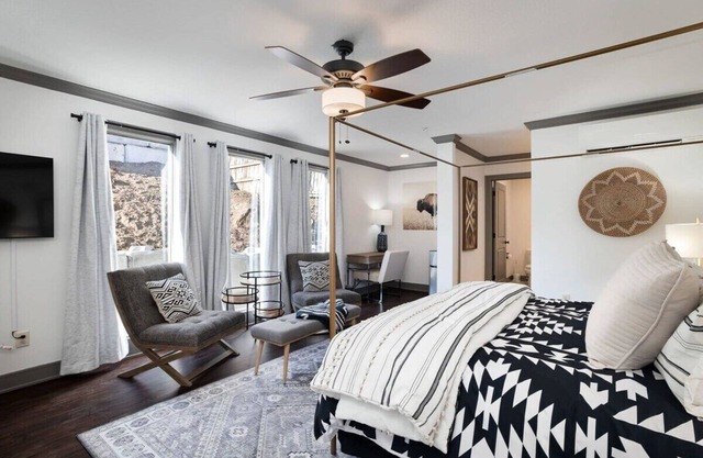 Heart of Parkville Stay on Main+KingBed|Shop