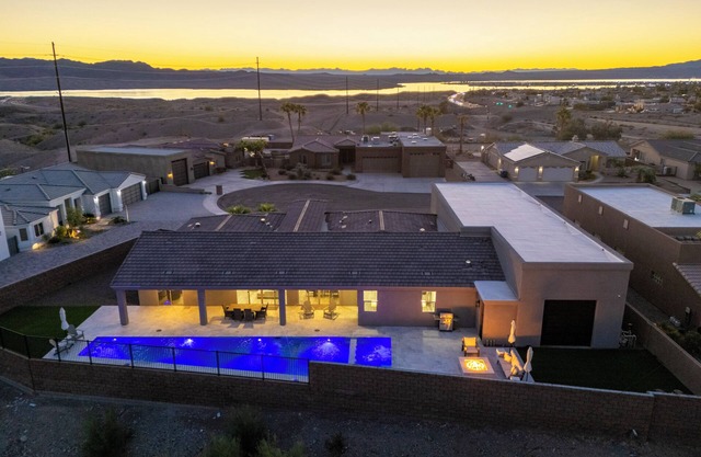 Heated Pool & Spa, 70 foot RV Garage w/firepit near Havasu Riviera Marina