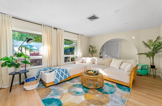 Heated salt water pool Spacious 4BR,3BR