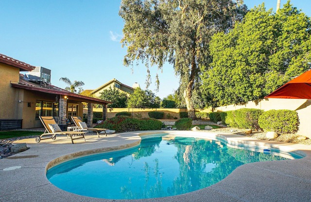 Heated Sparkling Pool Gigantic Backyard!