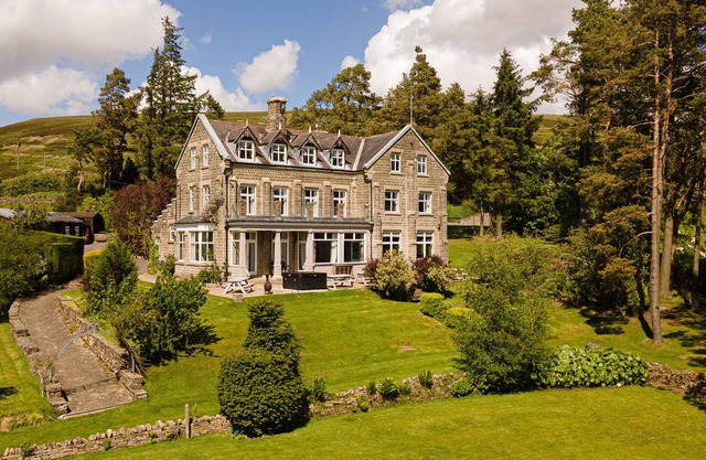 HEATHERBRAE, pet friendly, with hot tub in Middleton-In-Teesdale