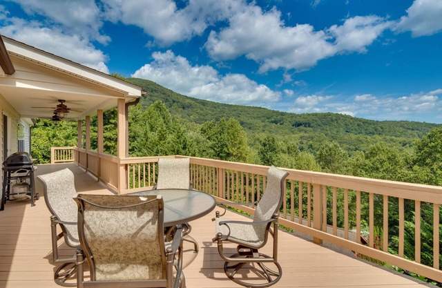 Hendersonville Retreat w/Mtn Views & Deck!