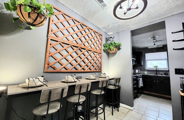 🦾HI-TEK MANOR 2🤖Central Location🗣️ Two 75in 4k LED TV'S🚀1GB internet🖥️