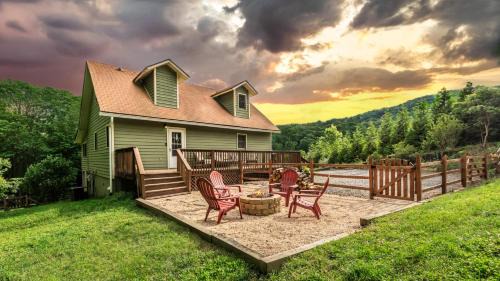 Hickory Nut Hideaway by AvantStay Mountain Views