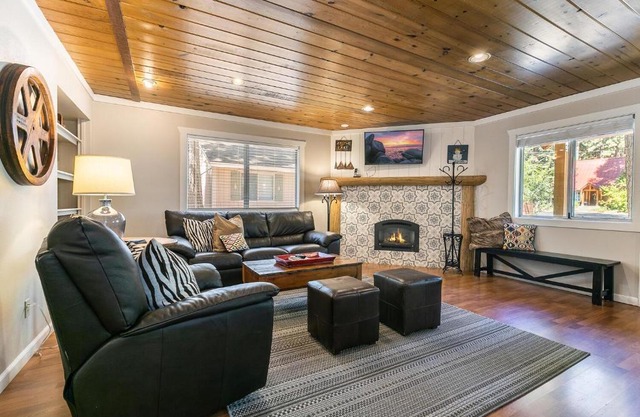 Hidden Willow at Tahoe Park - Cozy 2 BR Cabin, Walk to Dining, Near Skiing
