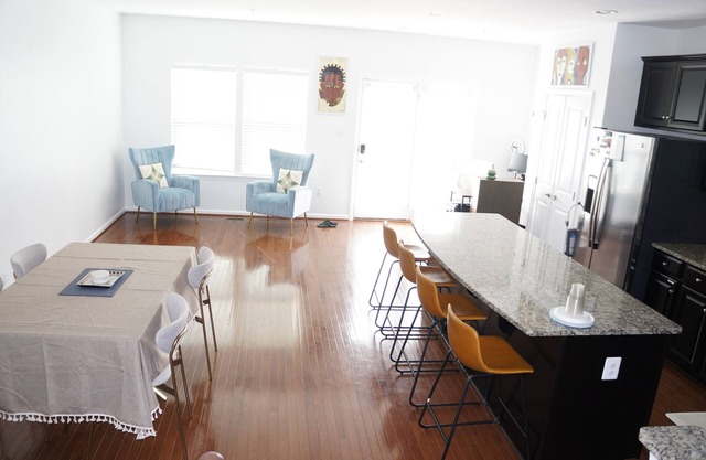 HiddenParadise in Scenic community, mins to attractions & WaterFront. Sleeps 9