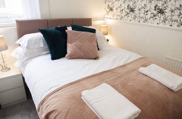 Highcliffe Ebony Suite - Beachfront - 1 bed - sleeps 4