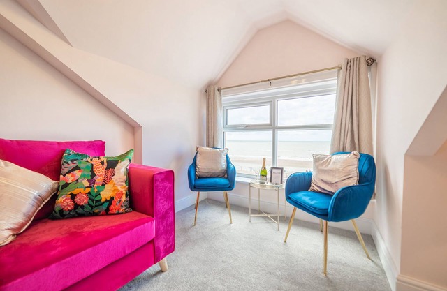 HIGHCLIFFE SUNSET SUITE - 2 BED - SLEEPS 4 - BEACHFRONT