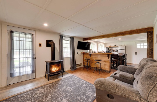 Hillsgrove Cabin w/Private Hot Tub!