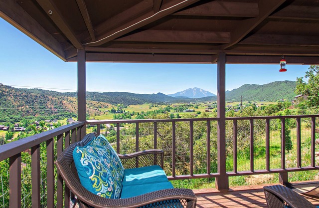 Hillside Cabin w/Fireplace, Wrap Around Porch & 8mi. to Skiing!