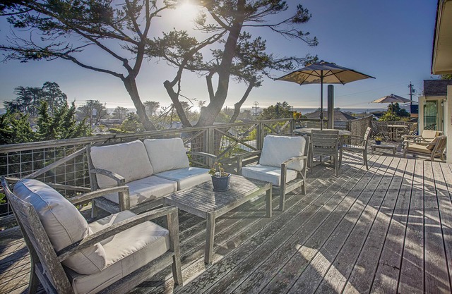 Hillside Cottage with Expansive Ocean Views