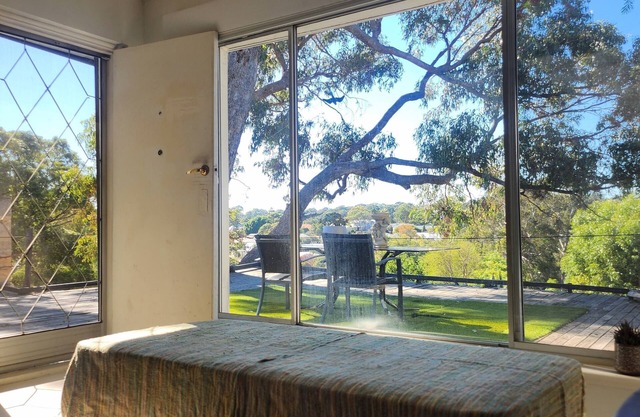Hillside home with distant view, few minutes to Perth famous beach, pet friendly