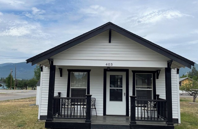 Historic cottage in Stevensville with views of the mission mountains. RV parking