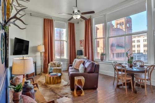 Historic Courthouse View- Chic Suite on Riverwalk