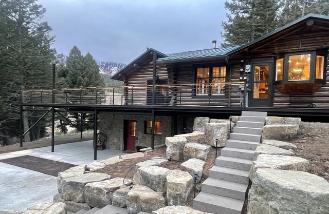 Historic log home, 3 minutes from the Bridger bowl slopes.