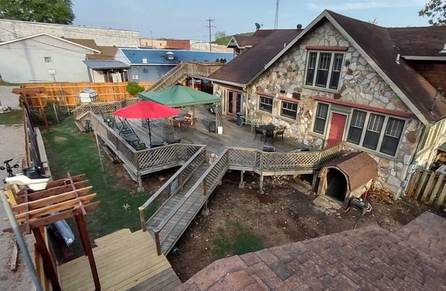 Historic Stonehouse on Main St. Walking distance to shops, restaurant the River.