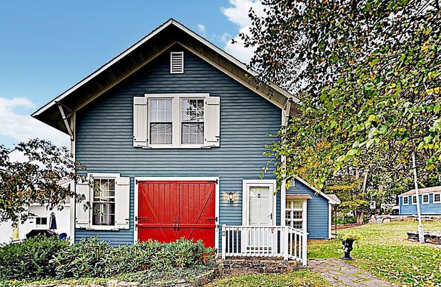 Historical New England home, outdoor shower , Dog-friendly