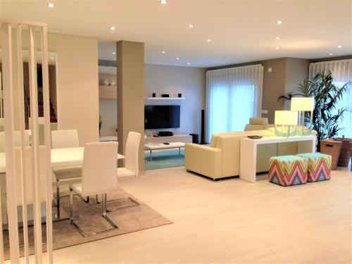 Holiday Calm Villa - Beach & Pool