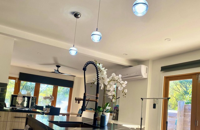 Holiday Family Home Near Westfield Easy Access to City Free Wifi & Parking