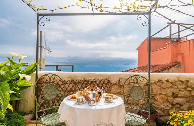 Holiday Home 'Casa Della Nonna Nel Borgo' with Mountain View, Private Garden and Wi-Fi