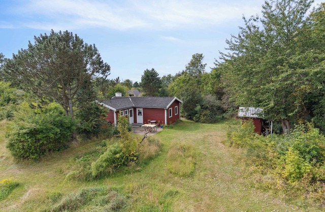 Holiday home on adventurous plot near beach