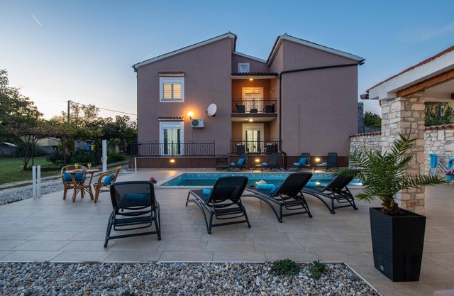 Holiday house Belavići for 1 - 10 persons with 4 bedrooms - Holiday home