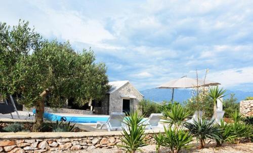 Holiday house in Pucišca with terrace, WiFi, washing machine (887-1)