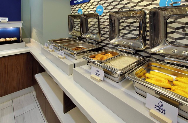 Holiday Inn Express And Suites Elgin Chicago Northwest by IHG