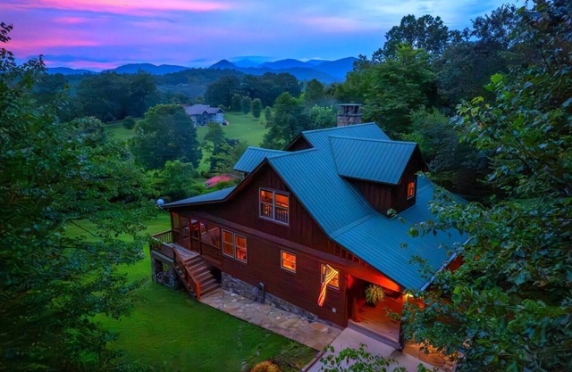 ✨Holidays 25% Off No Fees New Hot Tub Mountain Views WCU 3 mi Sylva 5 mi Fire Pit Mtn Views Lg Screened Porch Swings Families Couples Smokeys Nat'l Park 23mi ✨