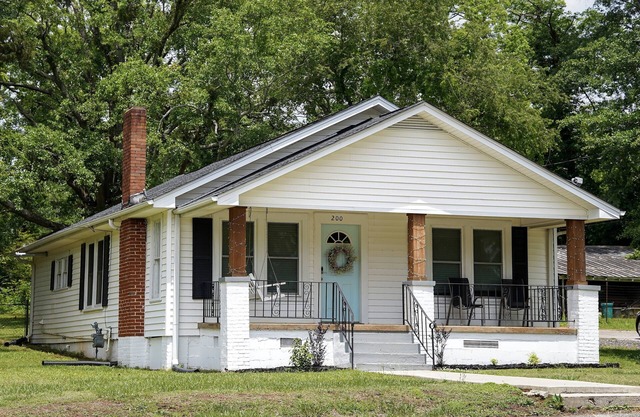 HollyWild House Cozy 3-Bedroom Bungalow Downtown Greer