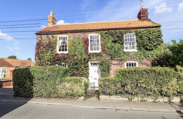 HOLME FARM, pet friendly, with a garden in Ruskington