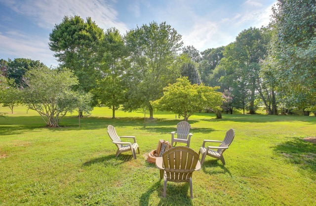 Home 9 Mi to Dtwn Springfield w/Porch & Yard!