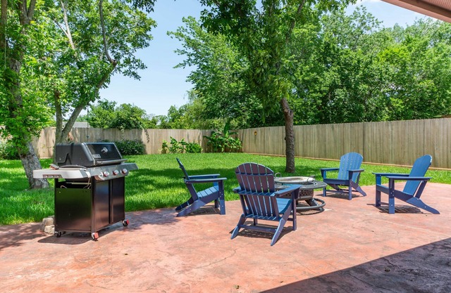 Home in League City, TX with firepit & grill