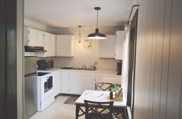 Home on Broadway (Staycation Apartment)