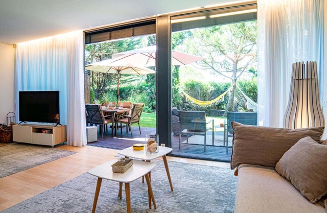 Home Six Troia