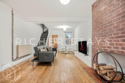 Homely 3-Bedroom Retreat with Garden & Living Room