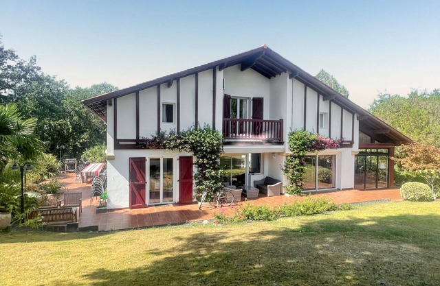 Homerez - Elegant Villa in Arbonne with Private Pool