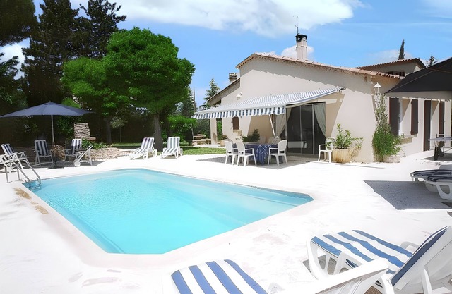 Homerez - Elegant Villa in Céreste with Private Pool and Jacuzzi