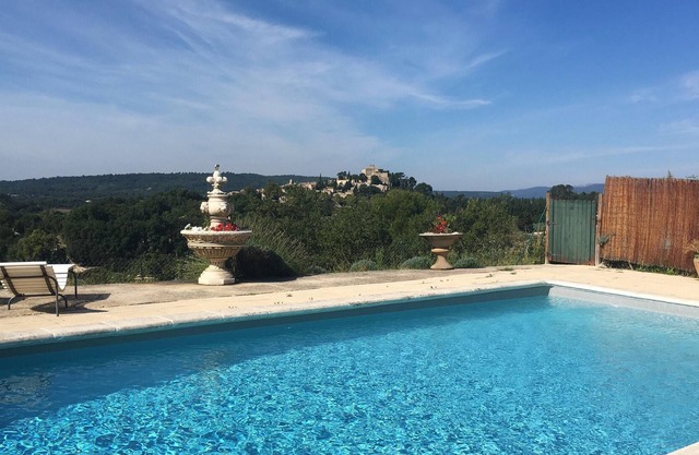 Homerez - Superb house for 3 pers. with shared pool and garden in Ansouis