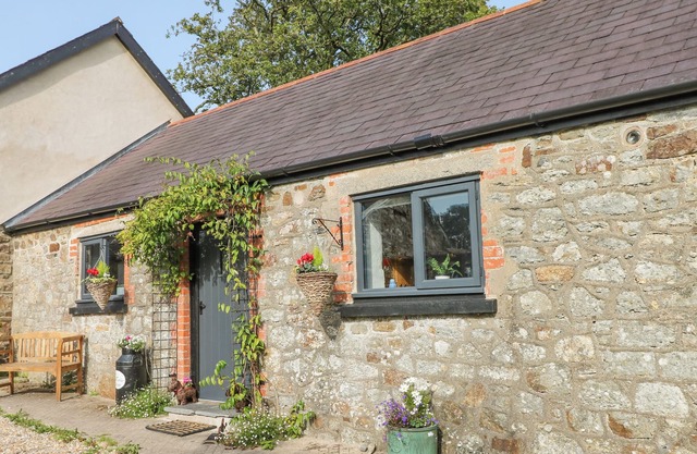 HONEYSUCKLE COTTAGE, pet friendly, with a garden in Narberth