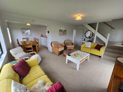 Hosts on the Coast Dinah & Una's Place