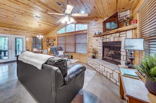 Hot Tub and Deck Broken Bow Azalea House