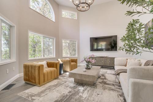 Hot Tub and Mountain Views Luxe Lake Arrowhead Home