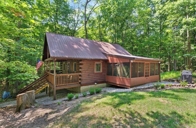 HOT TUB coming in NOV ~ Charming cabin that has beds for 8 guests