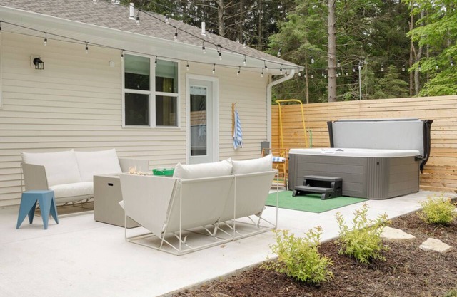 Hot Tub + Fire Place + King Bed - Close to Water and Town