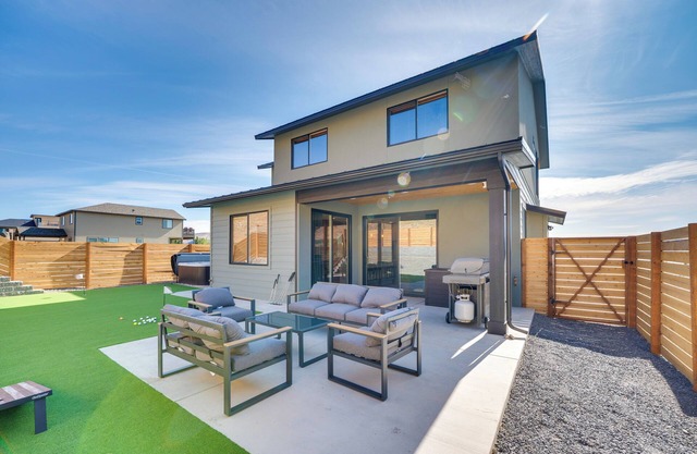 Hot Tub & Water Views: Vantage Family Retreat