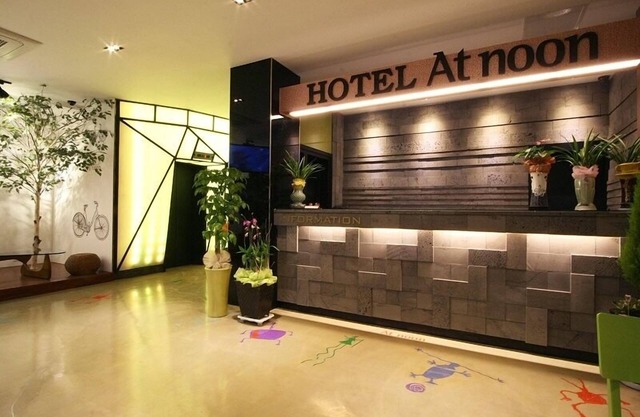 Hotel At noon