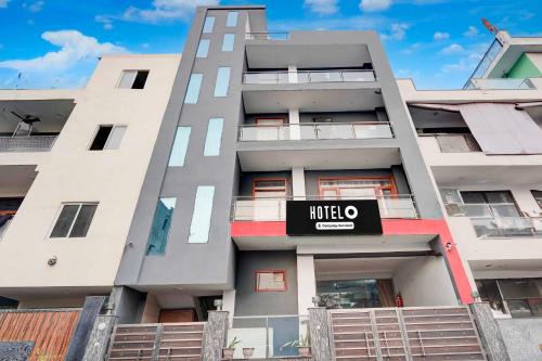 Hotel O Noida Sector 16 Metro Station