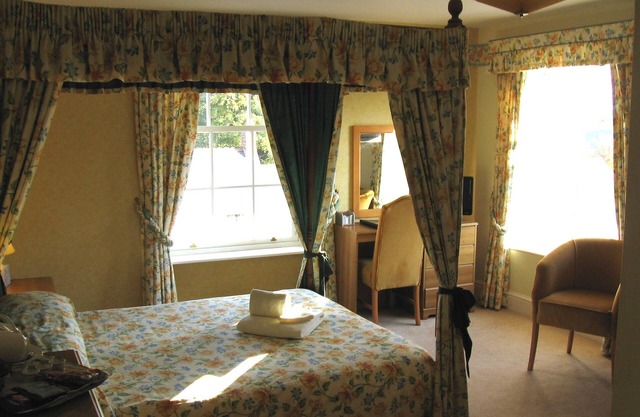 House - Sleeps 6 & Paid off Site Parking Available