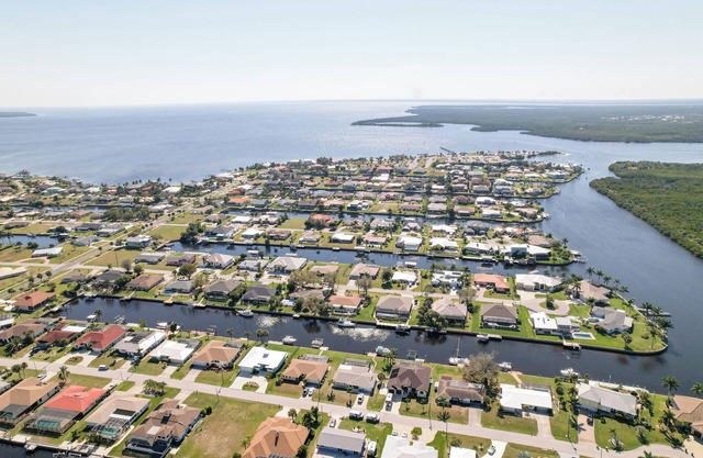 House With A Boat - Boat, Heated Pool, SUP Boards